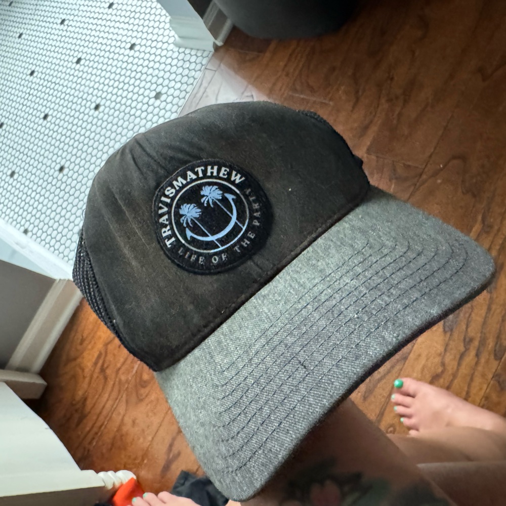 Travis Mathew Black and Gray Cap - Picture 1 of 4